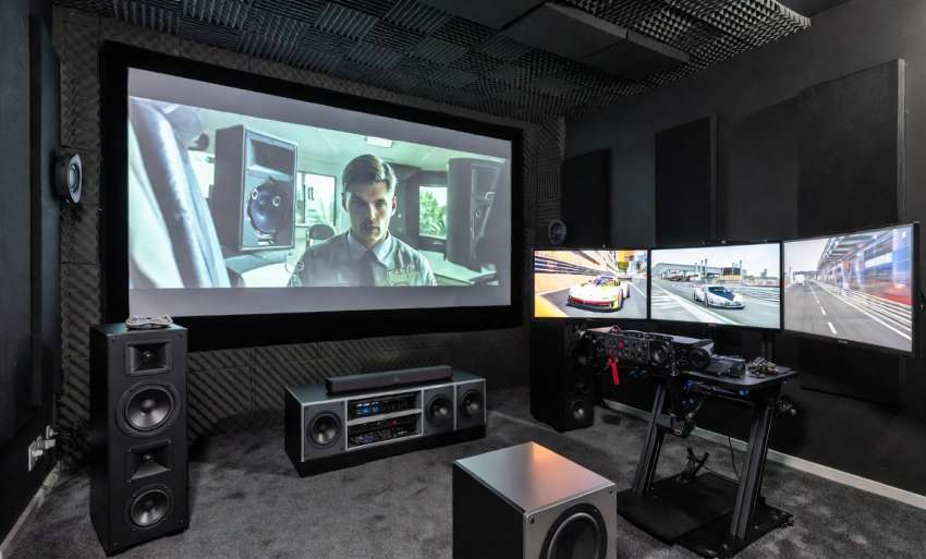 Luxus otthoni moziterem szimulátorral – Max Verstappen otthoni Dolby Atmos cinema és triple monitor racing setup